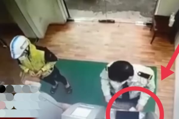 Bảo Vệ Lén Lấy Tiền Của Khách Tại Cây ATM