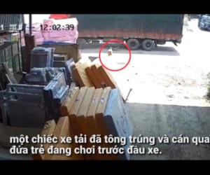 Cháu Bé Thoát  Chết Trong Gang Tấc