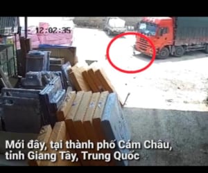 Cháu Bé Thoát  Chết Trong Gang Tấc