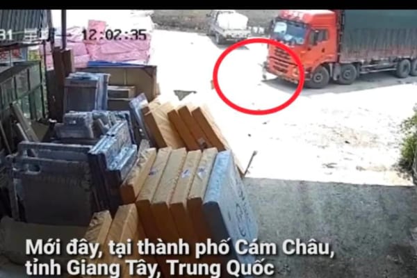 Cháu Bé Thoát  Chết Trong Gang Tấc