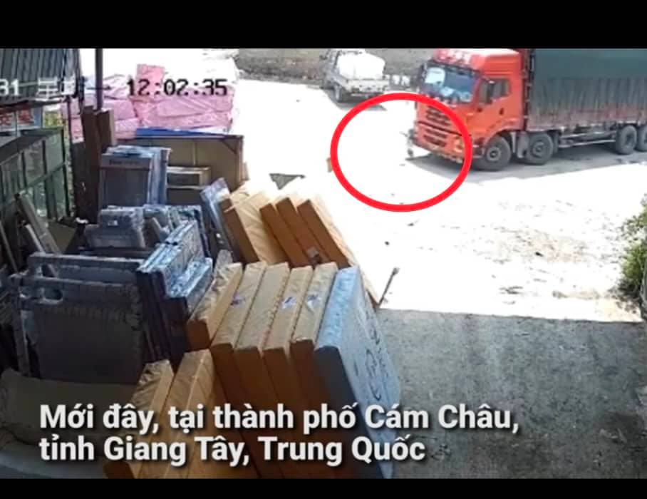 Cháu Bé Thoát  Chết Trong Gang Tấc